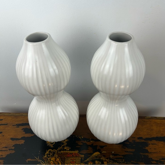 Set of 2 Curvy Vases White 12x5” at base - Picture 2 of 4